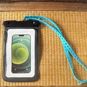 🆕WATER PROOF PHONE POUCH WITH RUBBER LANYARD (blue)